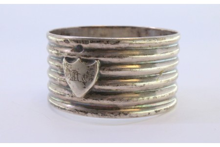 Argola de guardanapo em prata com faixas relevadas e cartela para monograma.